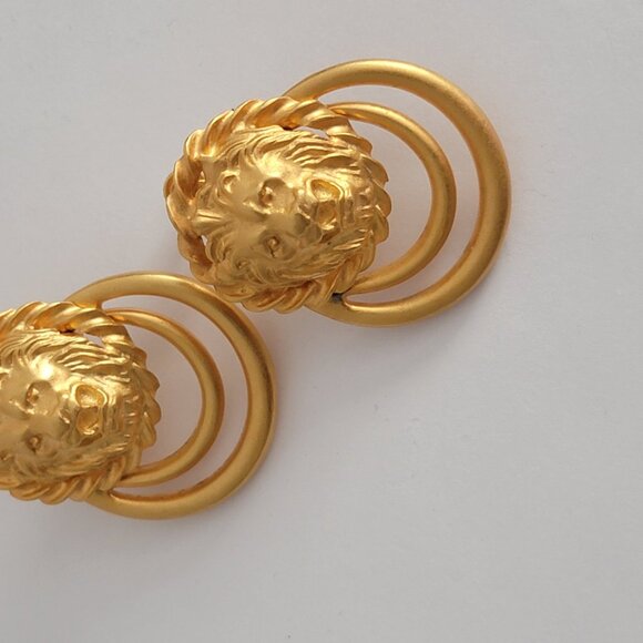 Vintage Goldtone Lion Door Knocker Style Screw-back Earrings - Picture 10 of 10